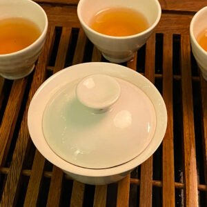 En gaiwan med tre tekopper